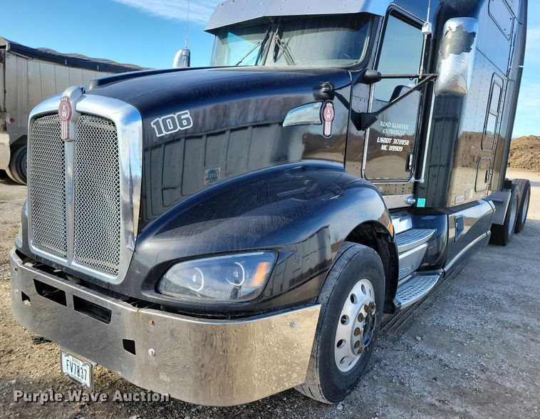 image for item LC9845 2013 Kenworth T660 semi truck