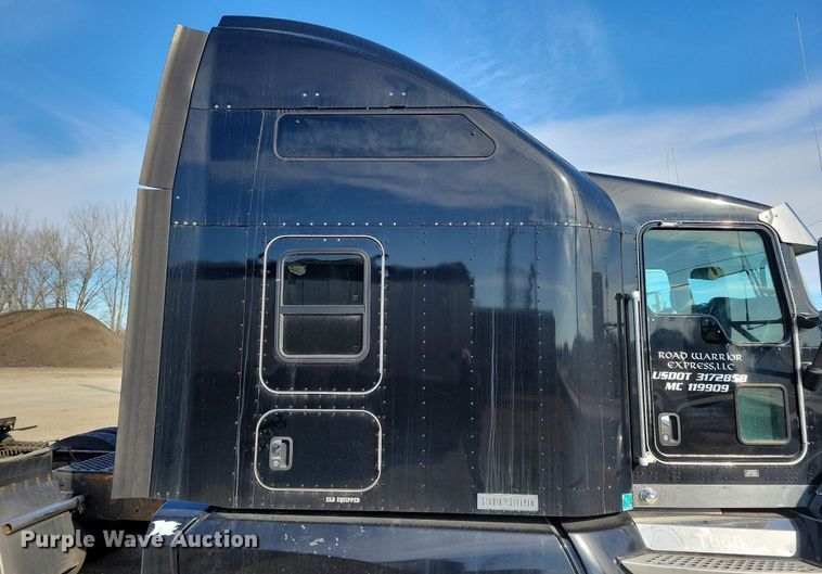 image for item LC9845 2013 Kenworth T660 semi truck