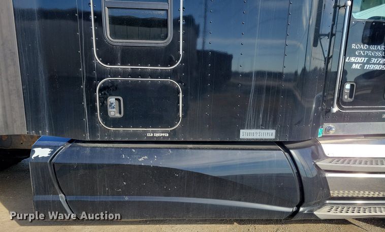 image for item LC9845 2013 Kenworth T660 semi truck