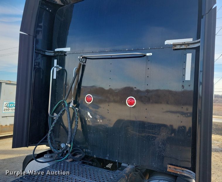 image for item LC9845 2013 Kenworth T660 semi truck