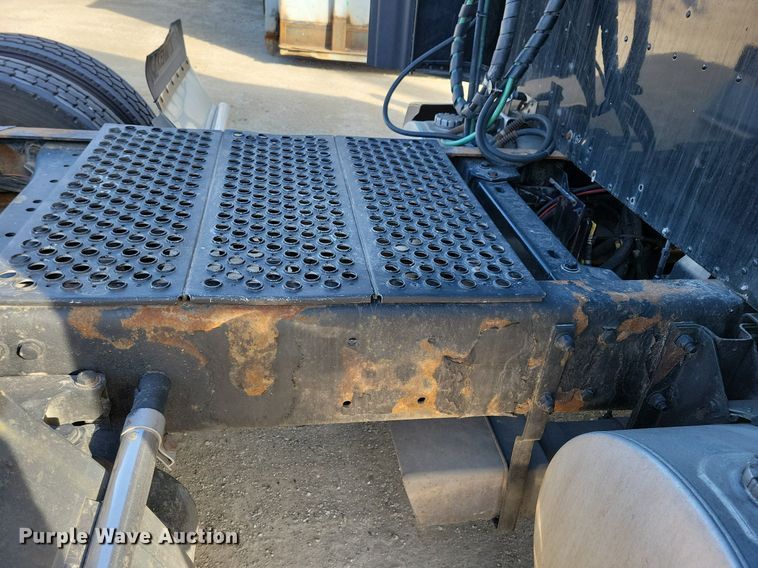 image for item LC9845 2013 Kenworth T660 semi truck