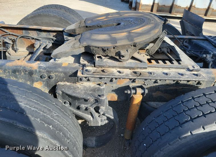 image for item LC9845 2013 Kenworth T660 semi truck