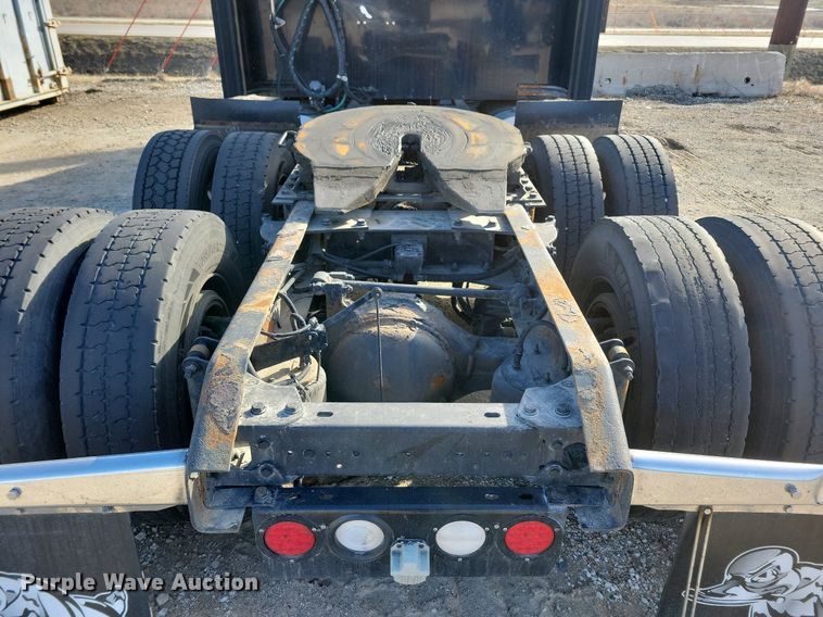 image for item LC9845 2013 Kenworth T660 semi truck