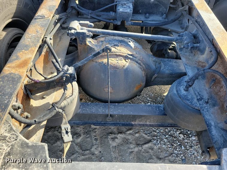 image for item LC9845 2013 Kenworth T660 semi truck