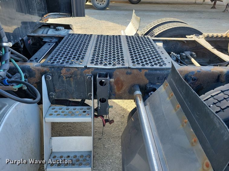 image for item LC9845 2013 Kenworth T660 semi truck