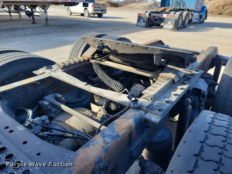 image for item LC9845 2013 Kenworth T660 semi truck