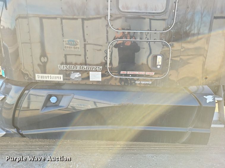 image for item LC9845 2013 Kenworth T660 semi truck