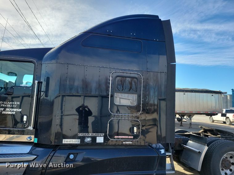 image for item LC9845 2013 Kenworth T660 semi truck