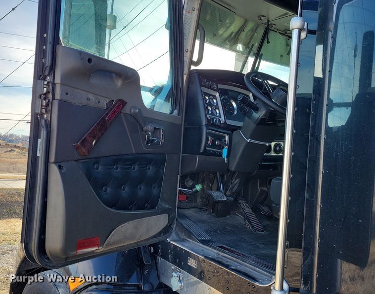 image for item LC9845 2013 Kenworth T660 semi truck