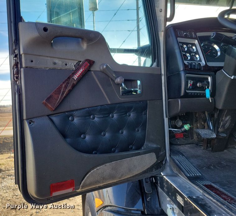 image for item LC9845 2013 Kenworth T660 semi truck