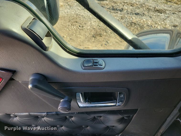 image for item LC9845 2013 Kenworth T660 semi truck