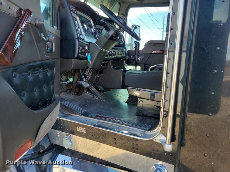 image for item LC9845 2013 Kenworth T660 semi truck