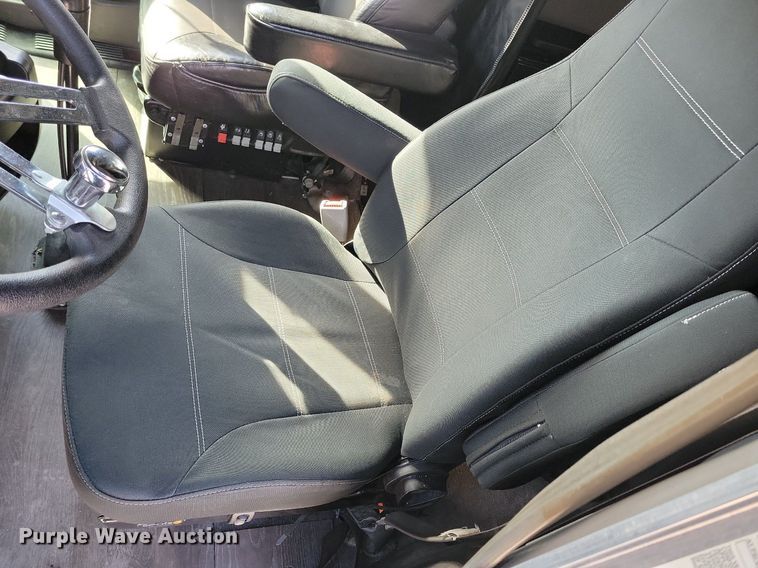 image for item LC9845 2013 Kenworth T660 semi truck