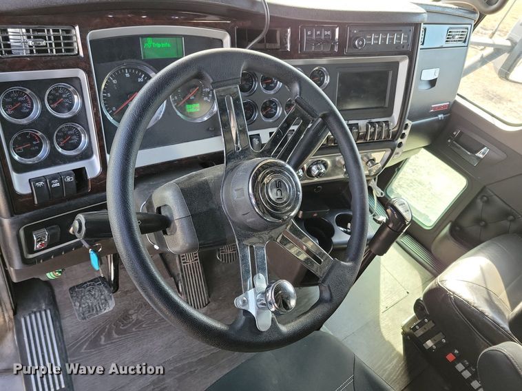 image for item LC9845 2013 Kenworth T660 semi truck