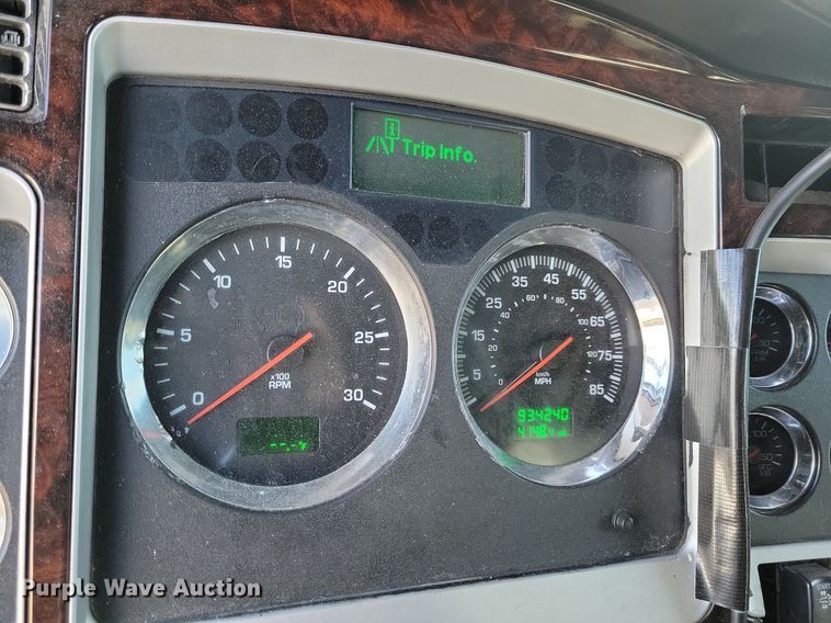 image for item LC9845 2013 Kenworth T660 semi truck