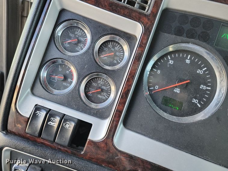 image for item LC9845 2013 Kenworth T660 semi truck