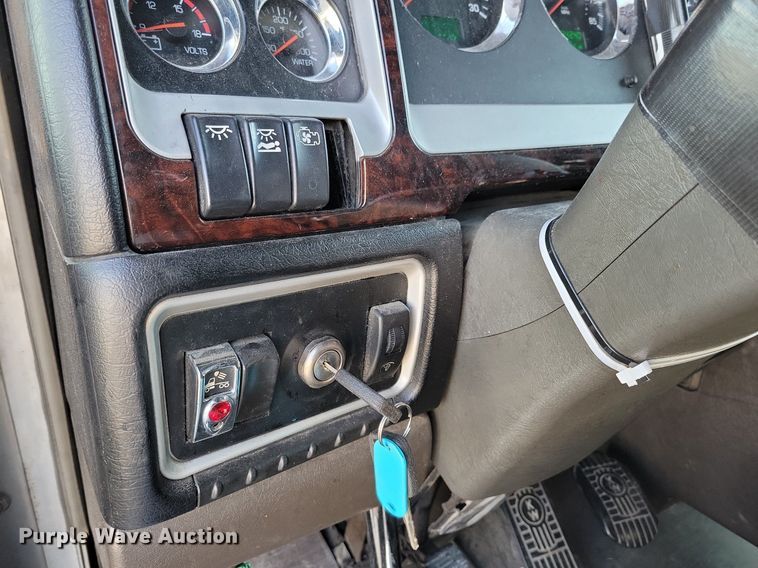 image for item LC9845 2013 Kenworth T660 semi truck