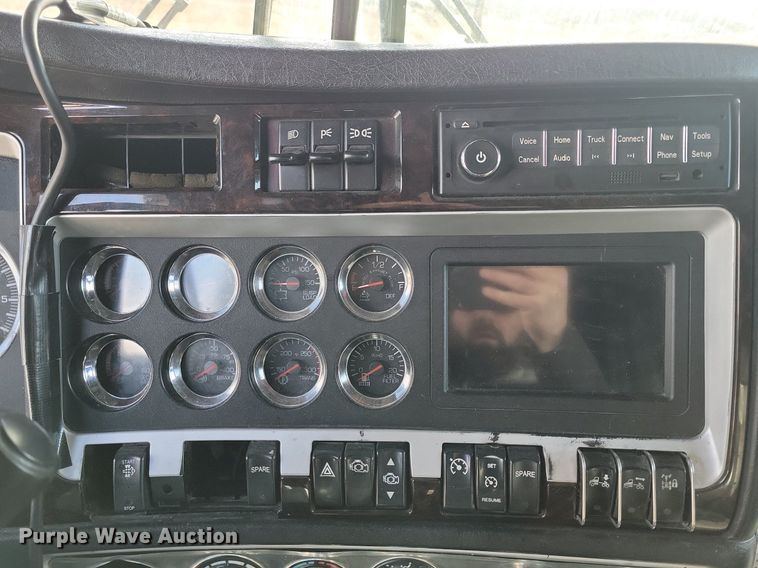 image for item LC9845 2013 Kenworth T660 semi truck