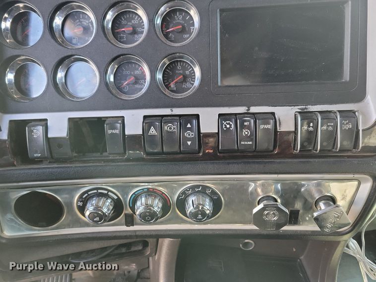 image for item LC9845 2013 Kenworth T660 semi truck