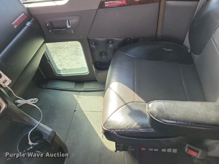 image for item LC9845 2013 Kenworth T660 semi truck