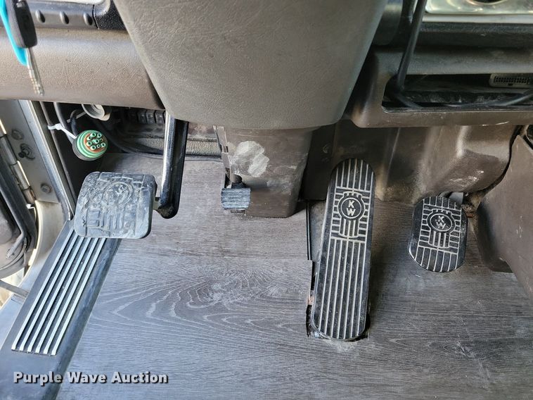 image for item LC9845 2013 Kenworth T660 semi truck