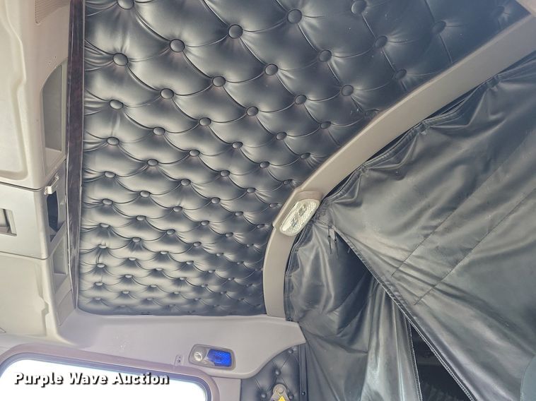 image for item LC9845 2013 Kenworth T660 semi truck