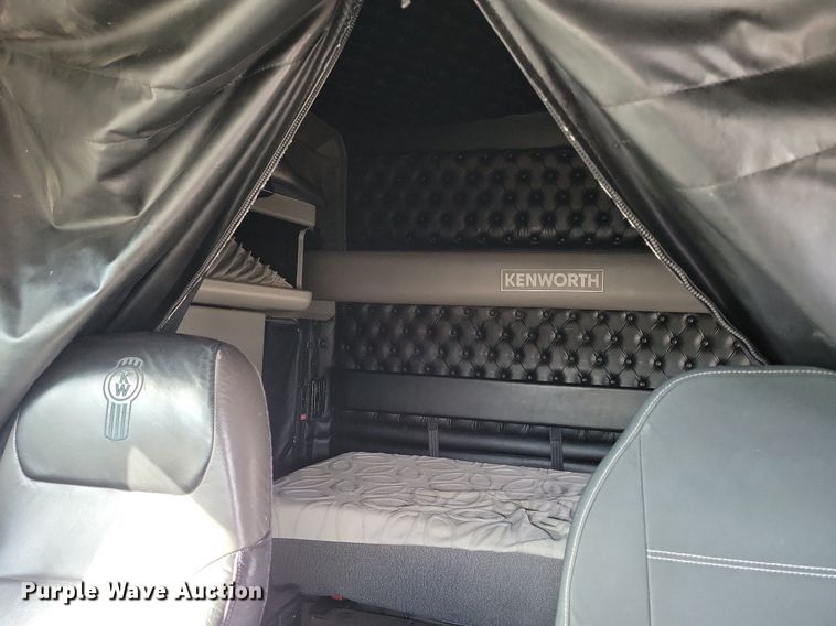 image for item LC9845 2013 Kenworth T660 semi truck