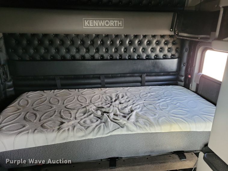 image for item LC9845 2013 Kenworth T660 semi truck