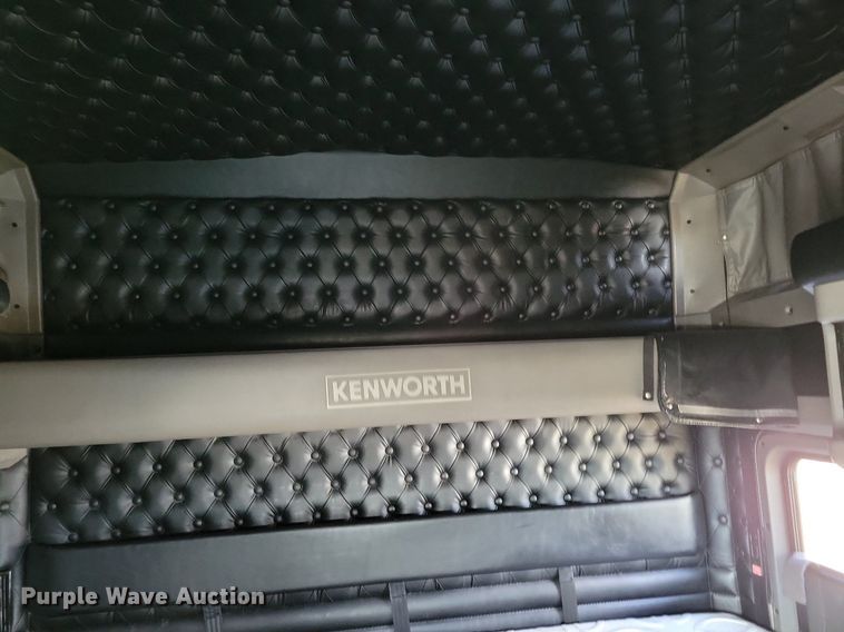 image for item LC9845 2013 Kenworth T660 semi truck