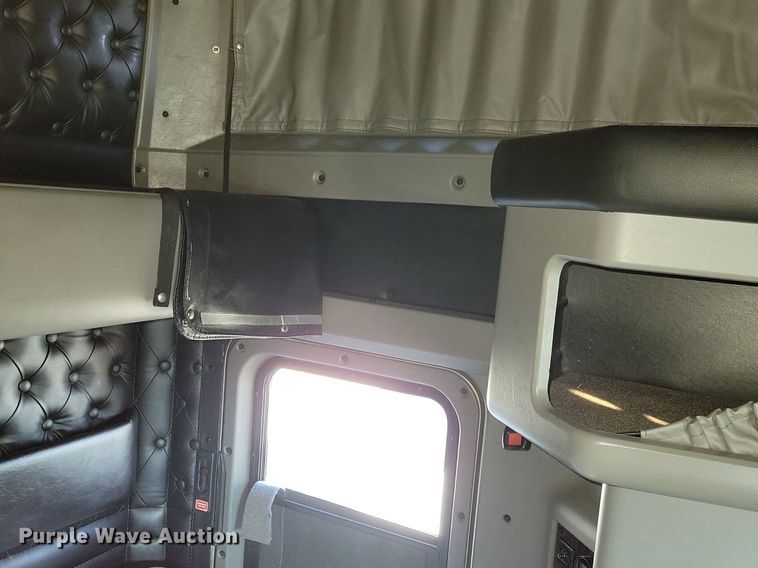 image for item LC9845 2013 Kenworth T660 semi truck