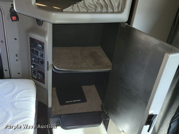 image for item LC9845 2013 Kenworth T660 semi truck