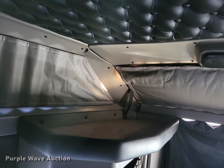 image for item LC9845 2013 Kenworth T660 semi truck