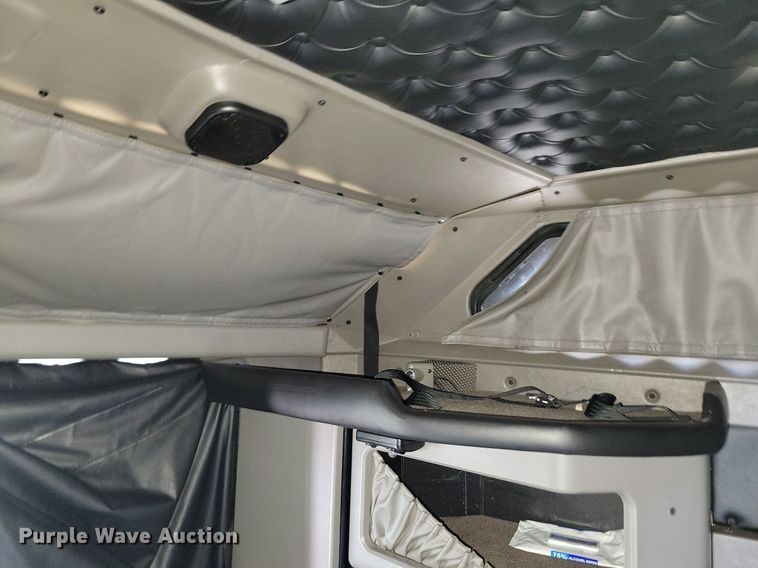 image for item LC9845 2013 Kenworth T660 semi truck