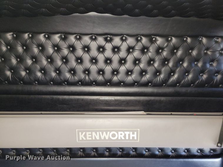 image for item LC9845 2013 Kenworth T660 semi truck