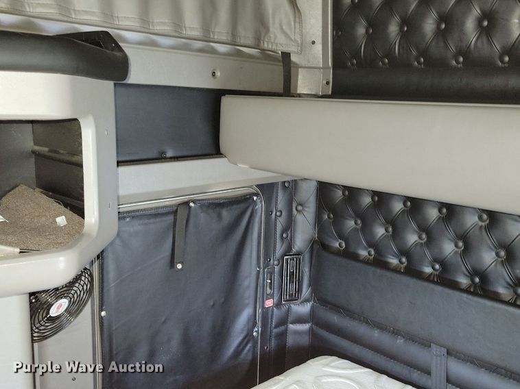 image for item LC9845 2013 Kenworth T660 semi truck