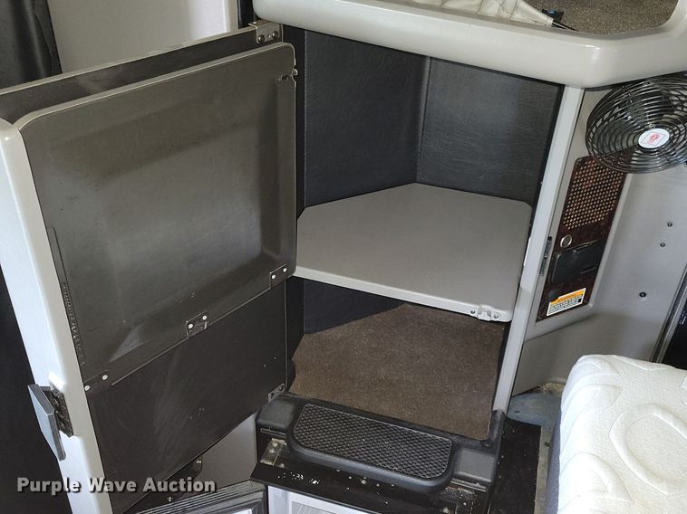 image for item LC9845 2013 Kenworth T660 semi truck