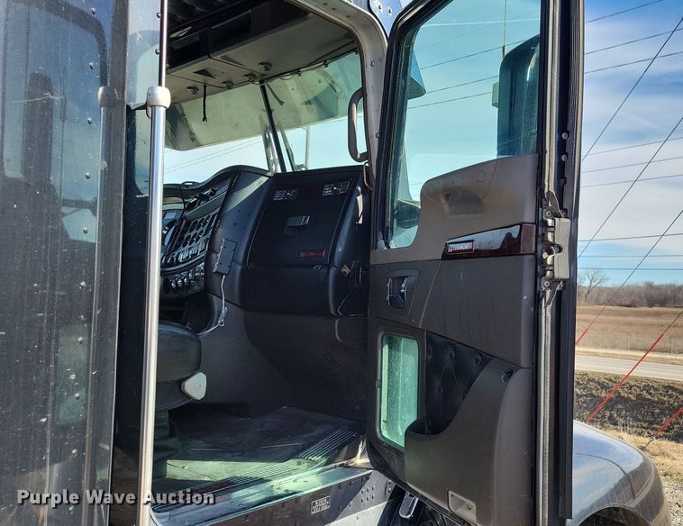 image for item LC9845 2013 Kenworth T660 semi truck