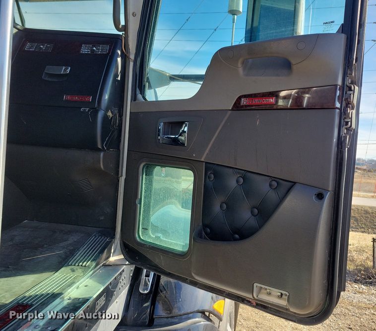 image for item LC9845 2013 Kenworth T660 semi truck