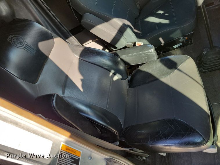 image for item LC9845 2013 Kenworth T660 semi truck