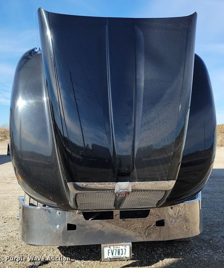 image for item LC9845 2013 Kenworth T660 semi truck