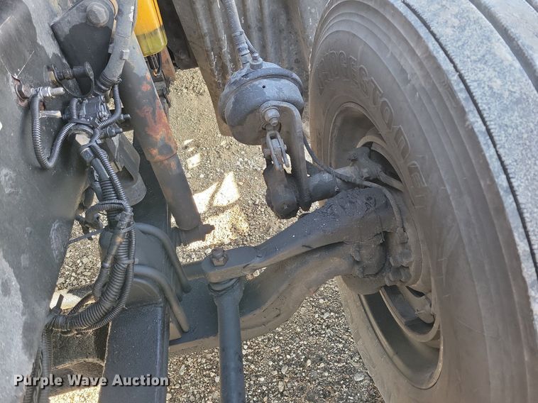 image for item LC9845 2013 Kenworth T660 semi truck