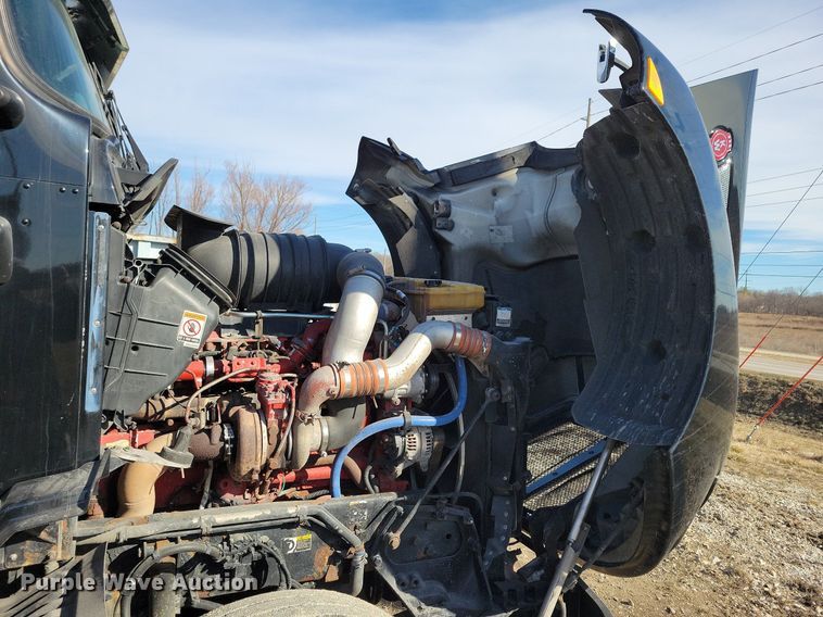 image for item LC9845 2013 Kenworth T660 semi truck