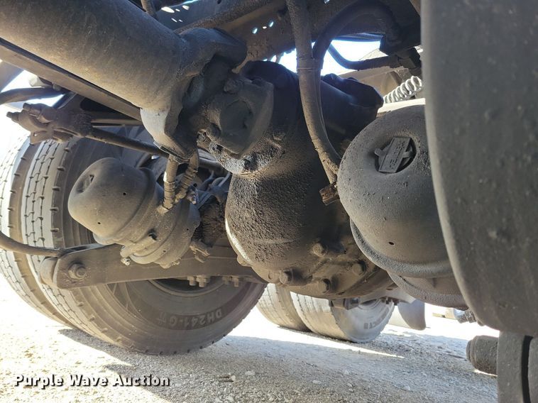 image for item LC9845 2013 Kenworth T660 semi truck