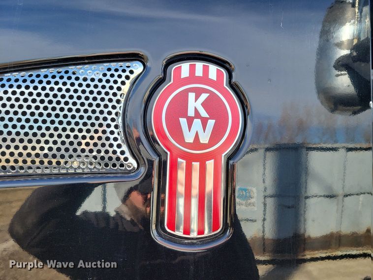 image for item LC9845 2013 Kenworth T660 semi truck