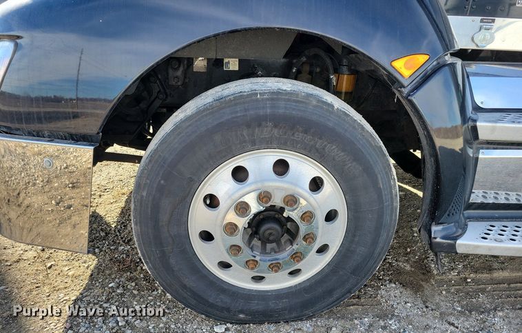 image for item LC9845 2013 Kenworth T660 semi truck