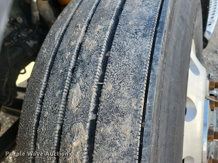 image for item LC9845 2013 Kenworth T660 semi truck