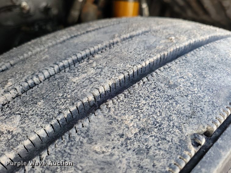 image for item LC9845 2013 Kenworth T660 semi truck