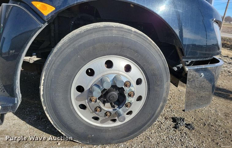 image for item LC9845 2013 Kenworth T660 semi truck