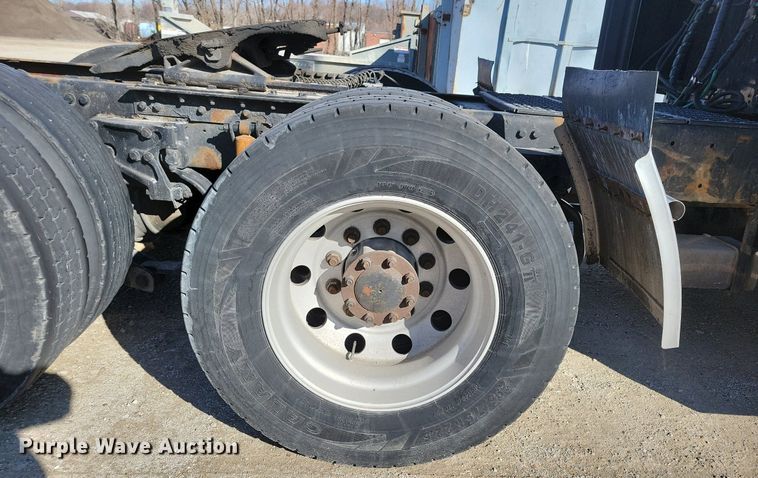 image for item LC9845 2013 Kenworth T660 semi truck