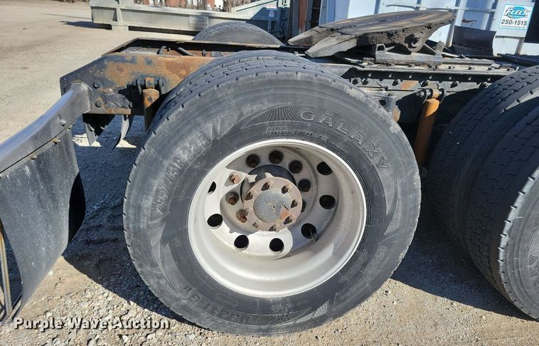 image for item LC9845 2013 Kenworth T660 semi truck